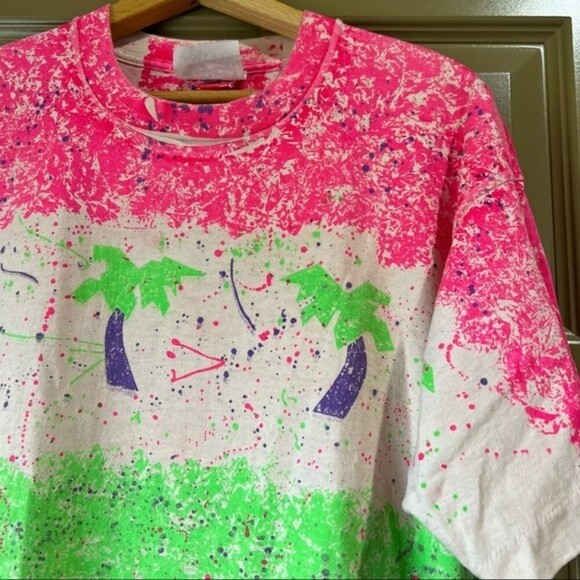 VTG Surf Mania Fruit of the Loom Neon Pink, Green Palm Tree Splatter T-shirt - Picture 3 of 9